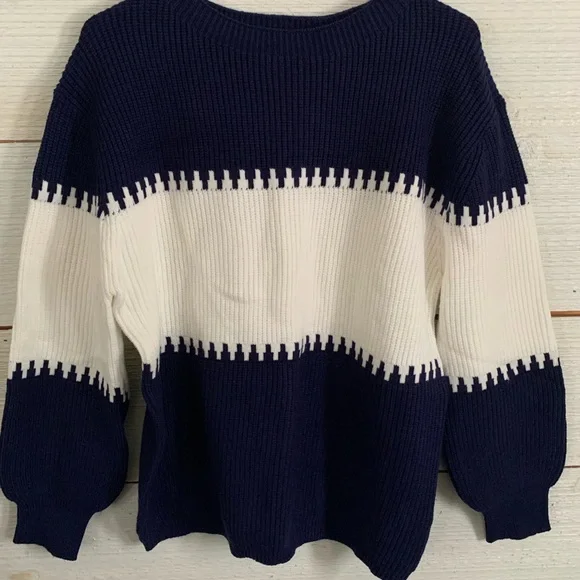 *NEW* Navy and White Women's Sweater. Size Large - Picture 2 of 11